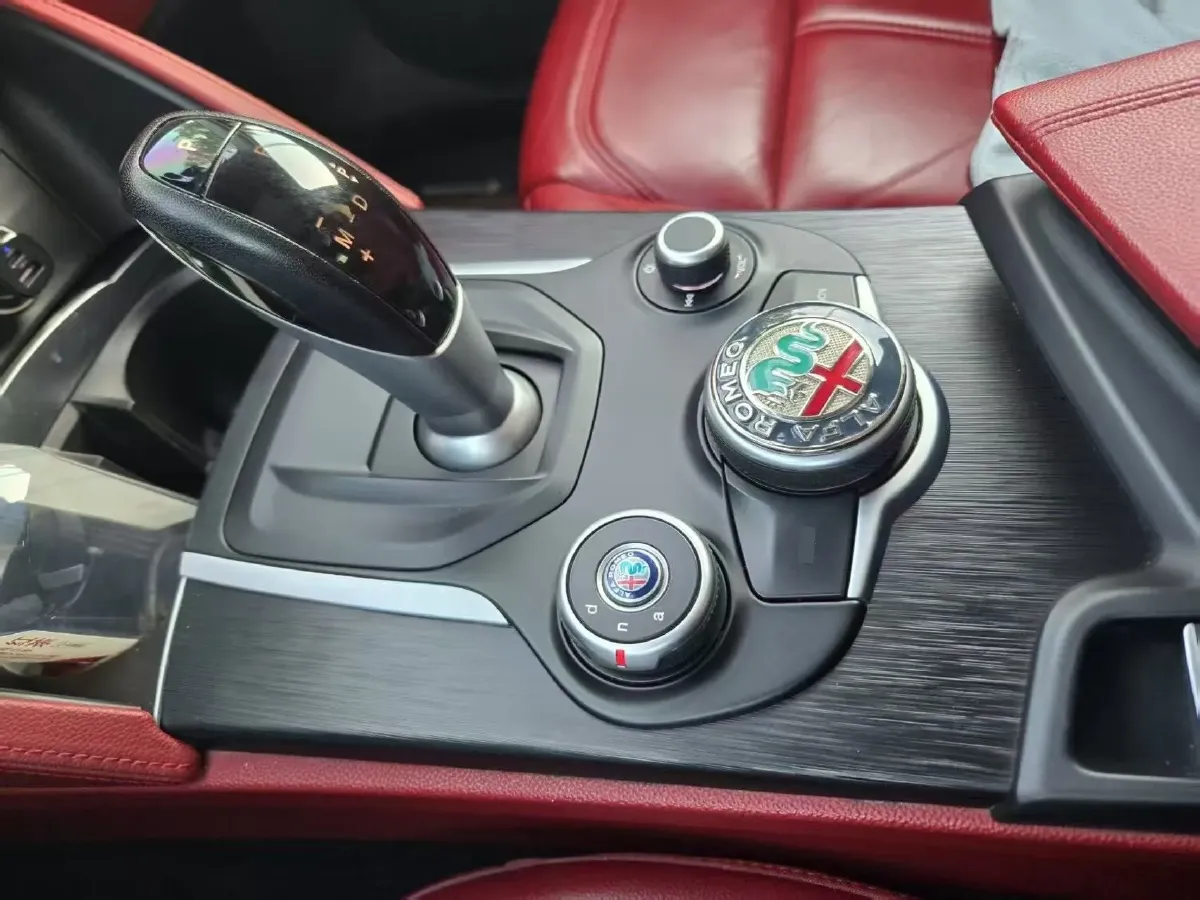 2017 Jaguar XE 2.0T 240HP L4 8AT,autocango,china used car exporter,china ev exporter,chinese used car exporter,chinese used ev exporter