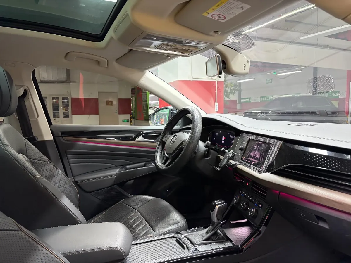 2019 Volvo V40 1.5T 152HP L4 6AT,autocango,china used car exporter,china ev exporter,chinese used car exporter,chinese used ev exporter