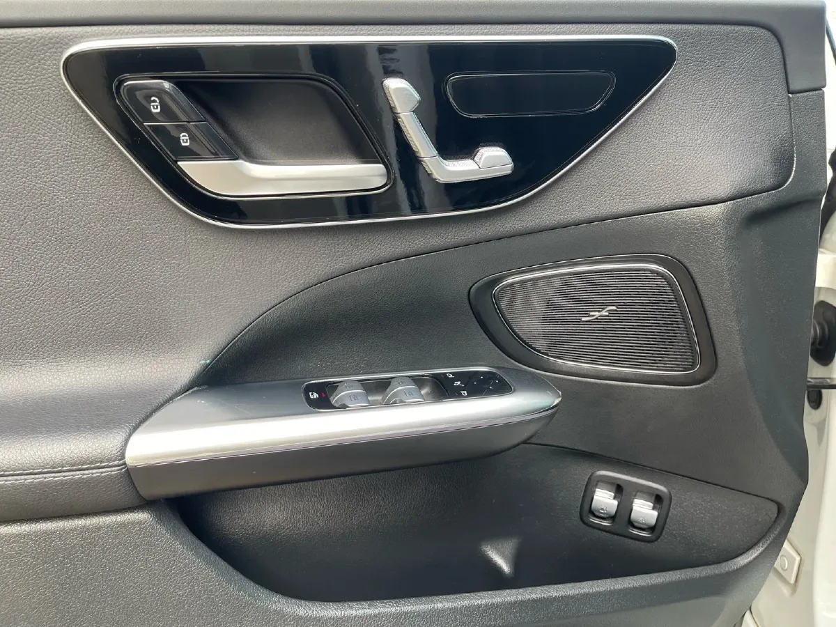 2023 Mercedes-Benz C Class 2.0T 204HP L4 9AT PHEV 25.4KWH,autocango,china used car exporter,china ev exporter,chinese used car exporter,chinese used ev exporter