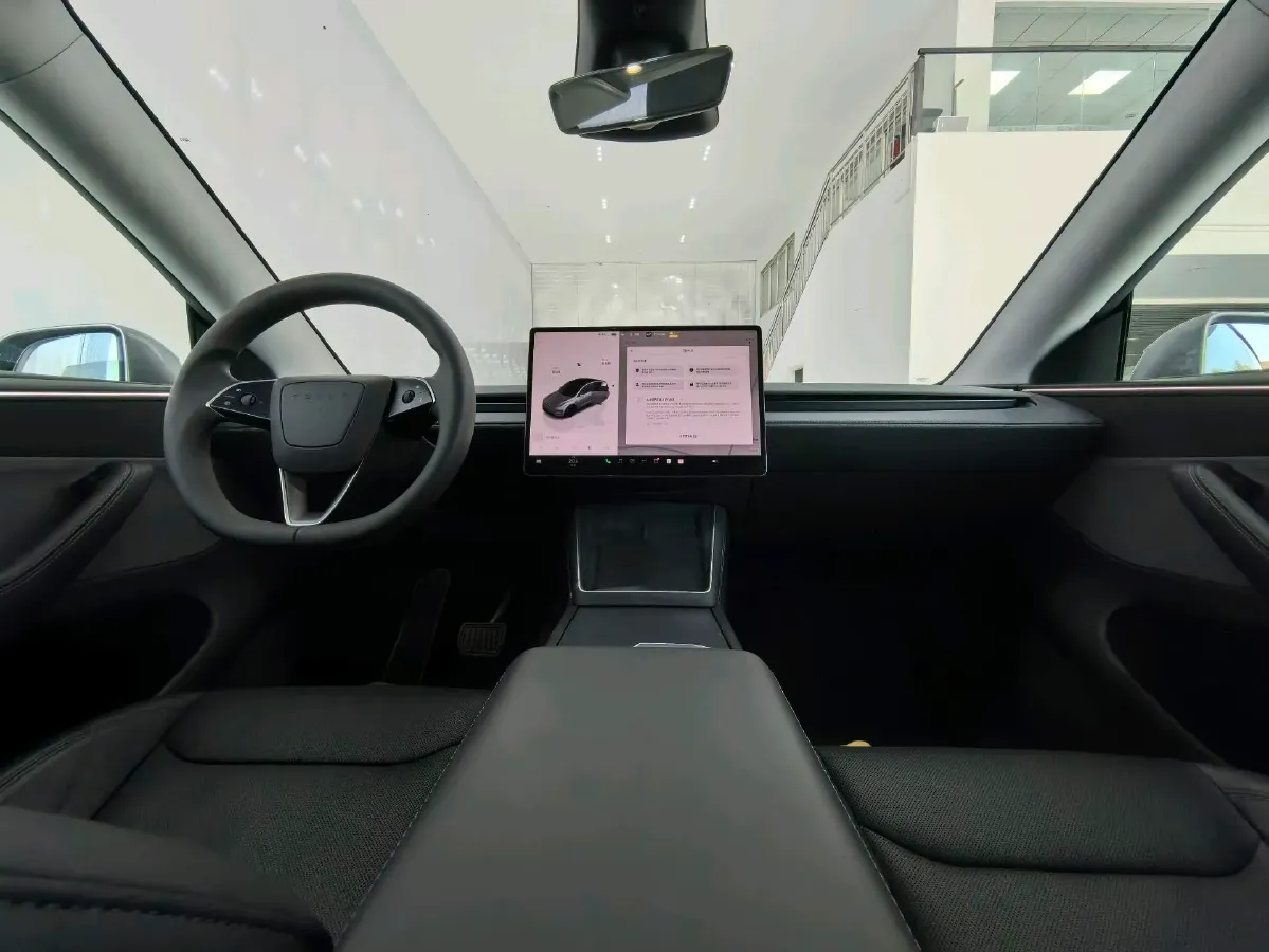 2025 Tesla Model Y BEV 62.5KWH,autocango,china used car exporter,china ev exporter,chinese used car exporter,chinese used ev exporter