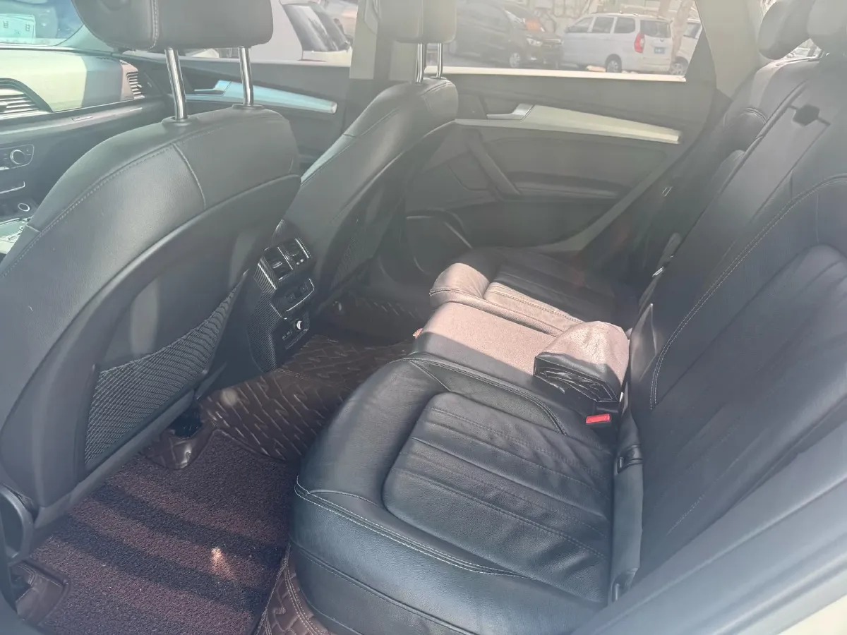 2020 Audi Q5L 2.0T 190HP L4 7DCT,autocango,china used car exporter,china ev exporter,chinese used car exporter,chinese used ev exporter