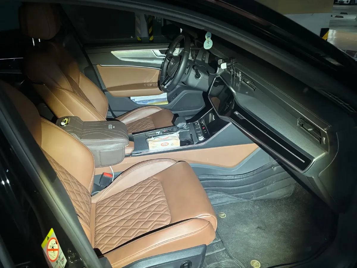 2025 Audi A6L 2.0T 245HP L4 7DCT,autocango,china used car exporter,china ev exporter,chinese used car exporter,chinese used ev exporter