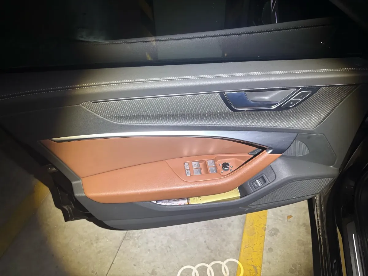 2025 Audi A6L 2.0T 245HP L4 7DCT,autocango,china used car exporter,china ev exporter,chinese used car exporter,chinese used ev exporter