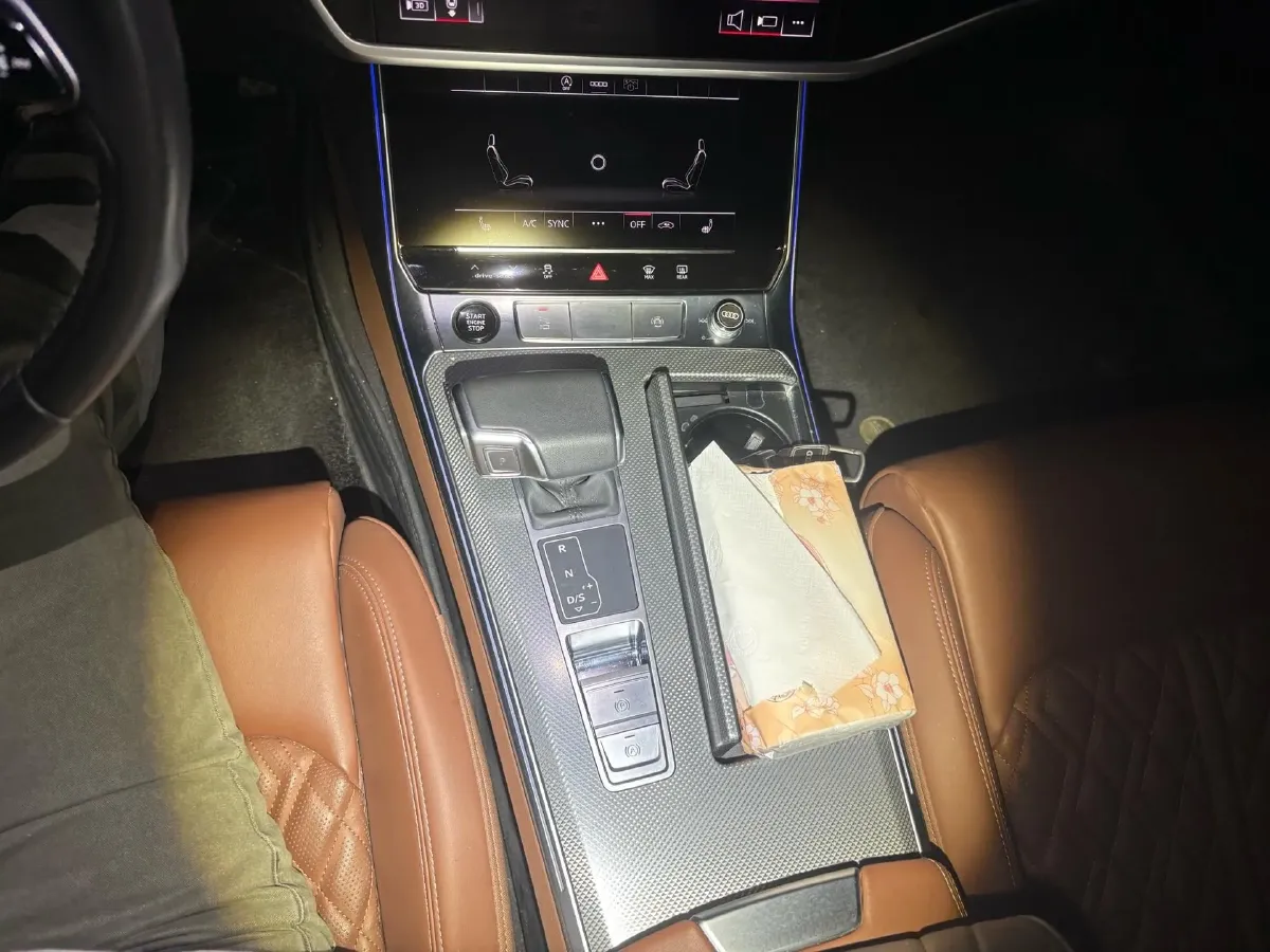 2025 Audi A6L 2.0T 245HP L4 7DCT,autocango,china used car exporter,china ev exporter,chinese used car exporter,chinese used ev exporter