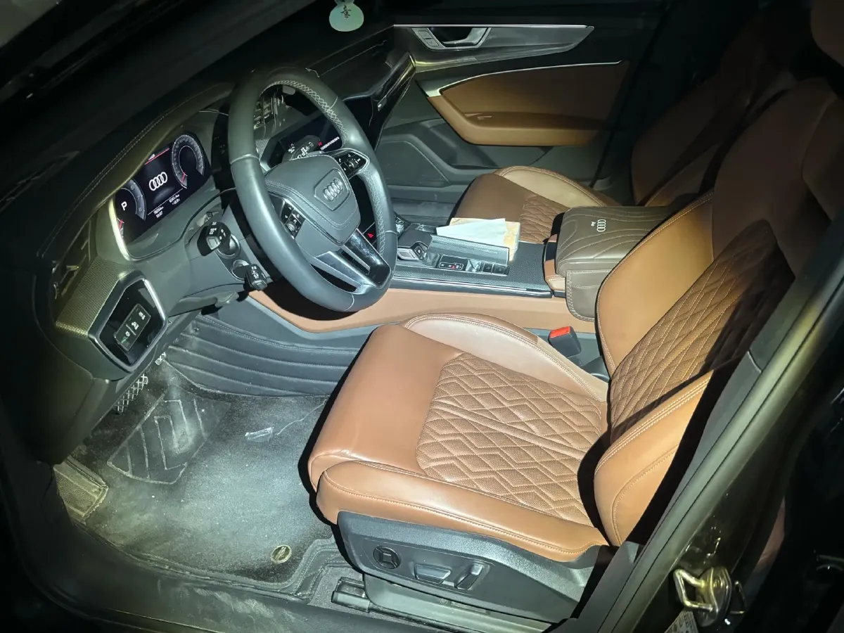 2025 Audi A6L 2.0T 245HP L4 7DCT,autocango,china used car exporter,china ev exporter,chinese used car exporter,chinese used ev exporter