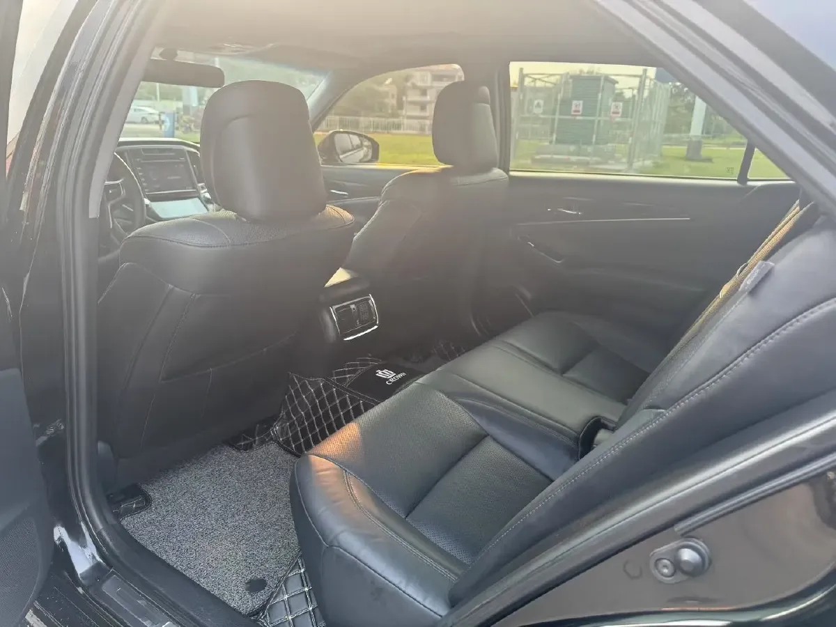 2017 Toyota Crown 2.0T 235HP L4 8AT,autocango,china used car exporter,china ev exporter,chinese used car exporter,chinese used ev exporter