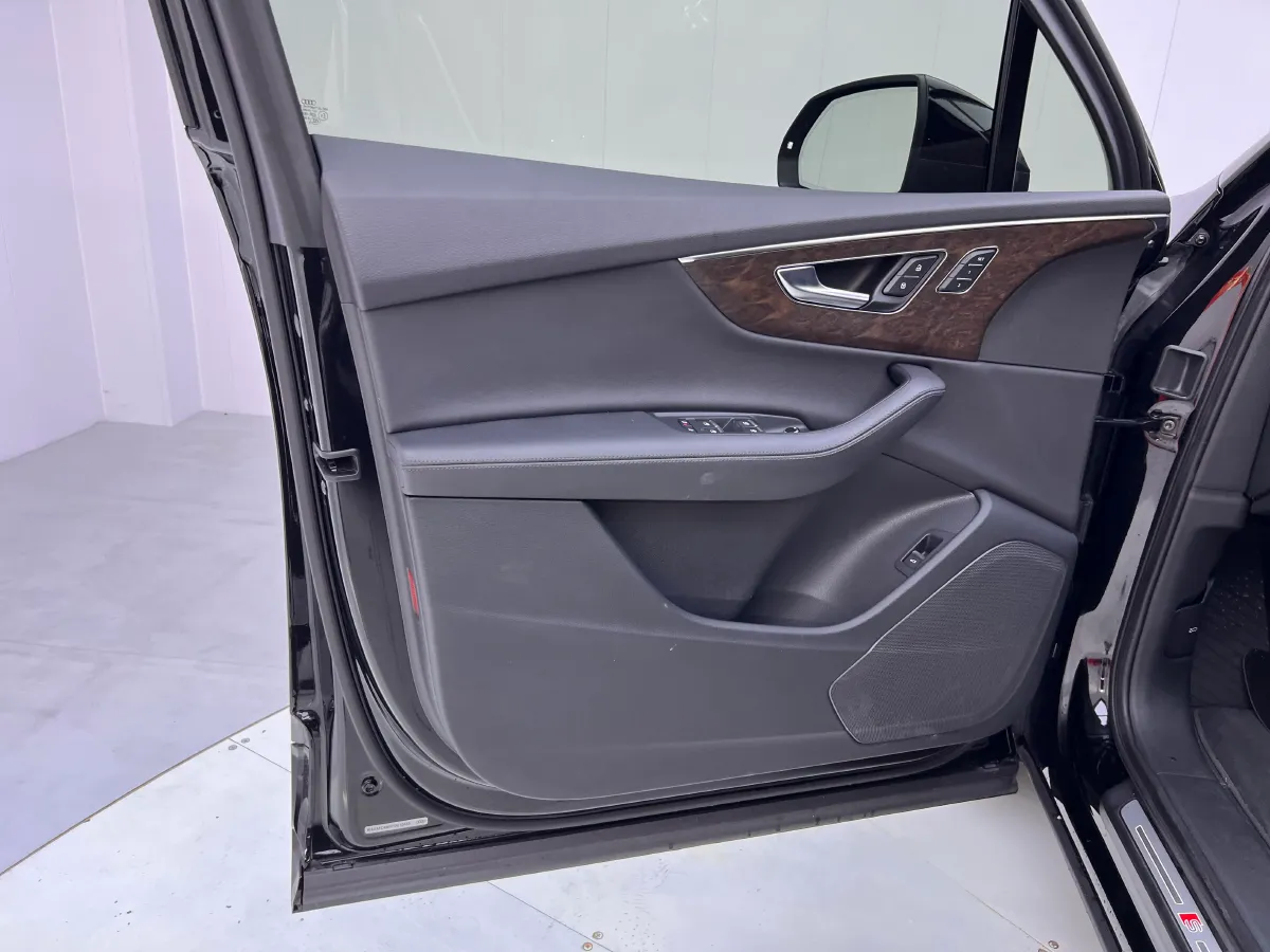 2023 Audi Q7 2.0T 265HP L4 8AT,autocango,china used car exporter,china ev exporter,chinese used car exporter,chinese used ev exporter