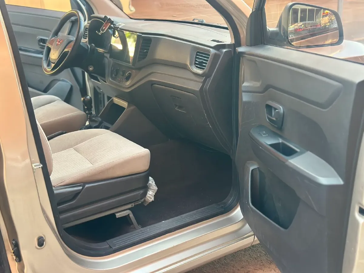 2018 WuLing HongGuang 1.5L 105HP L4 5MT,autocango,china used car exporter,china ev exporter,chinese used car exporter,chinese used ev exporter