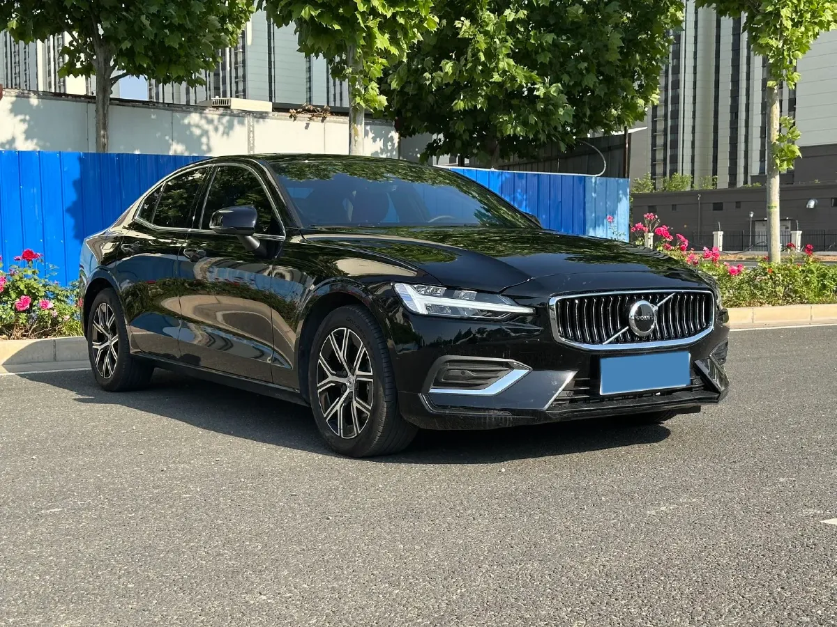 2025 Volvo S60 2.0T 197HP L4 7DCT,autocango,china used car exporter,china ev exporter,chinese used car exporter,chinese used ev exporter