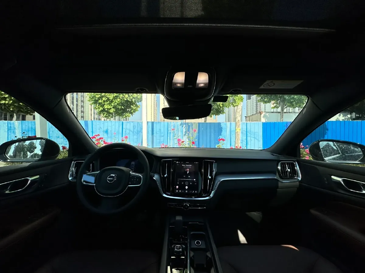 2025 Volvo S60 2.0T 197HP L4 7DCT,autocango,china used car exporter,china ev exporter,chinese used car exporter,chinese used ev exporter
