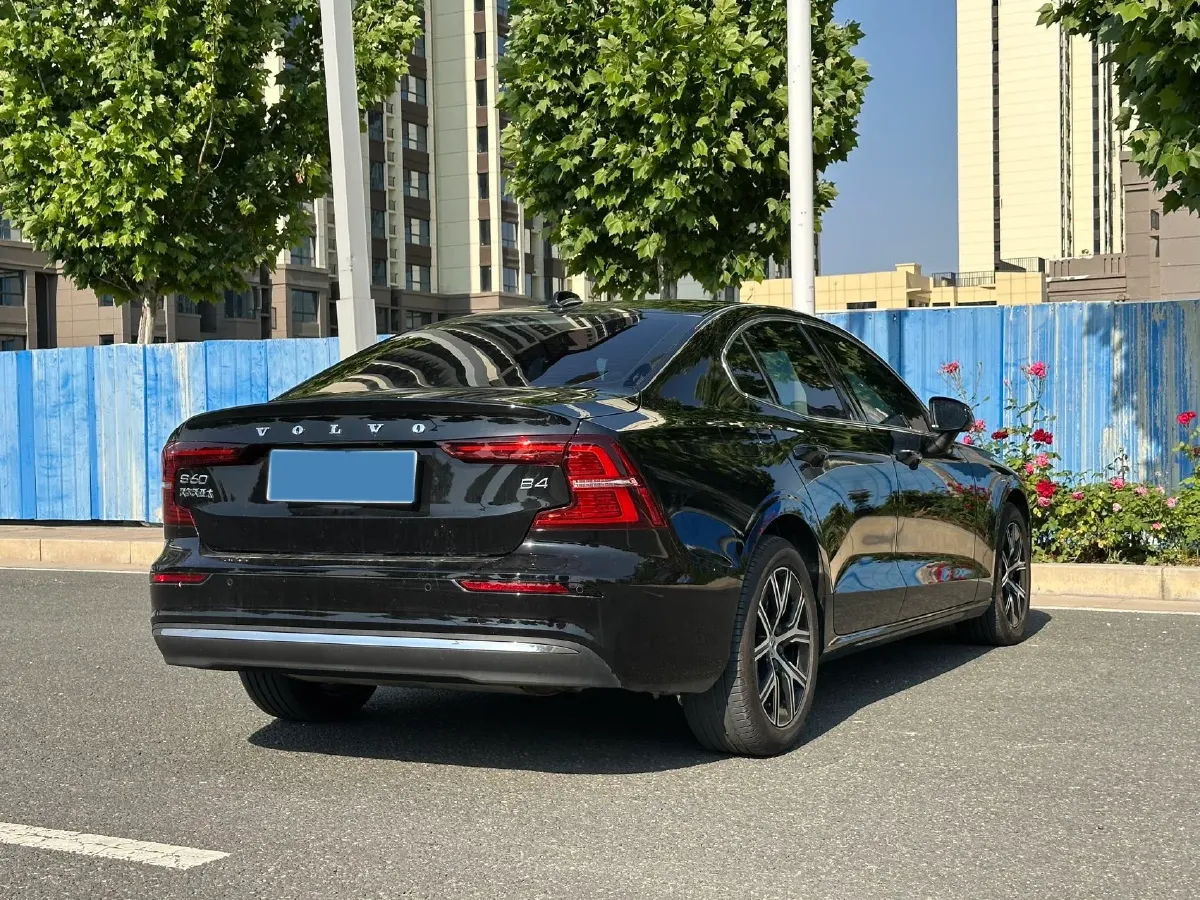 2025 Volvo S60 2.0T 197HP L4 7DCT,autocango,china used car exporter,china ev exporter,chinese used car exporter,chinese used ev exporter