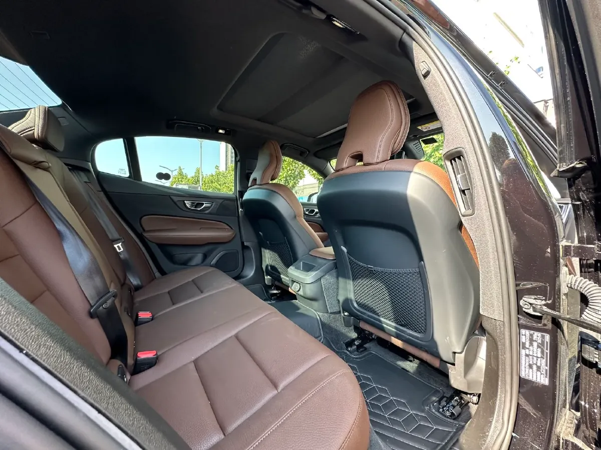 2025 Volvo S60 2.0T 197HP L4 7DCT,autocango,china used car exporter,china ev exporter,chinese used car exporter,chinese used ev exporter