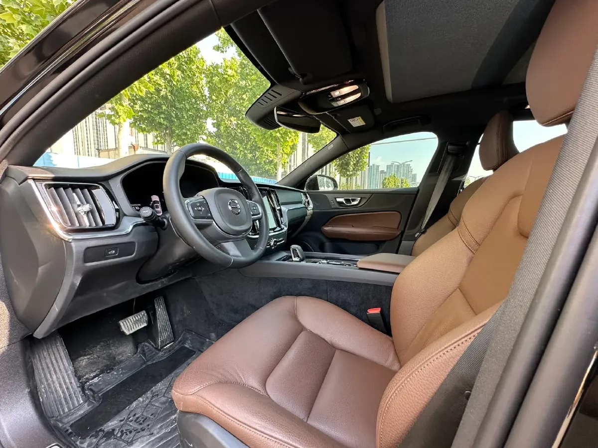 2025 Volvo S60 2.0T 197HP L4 7DCT,autocango,china used car exporter,china ev exporter,chinese used car exporter,chinese used ev exporter