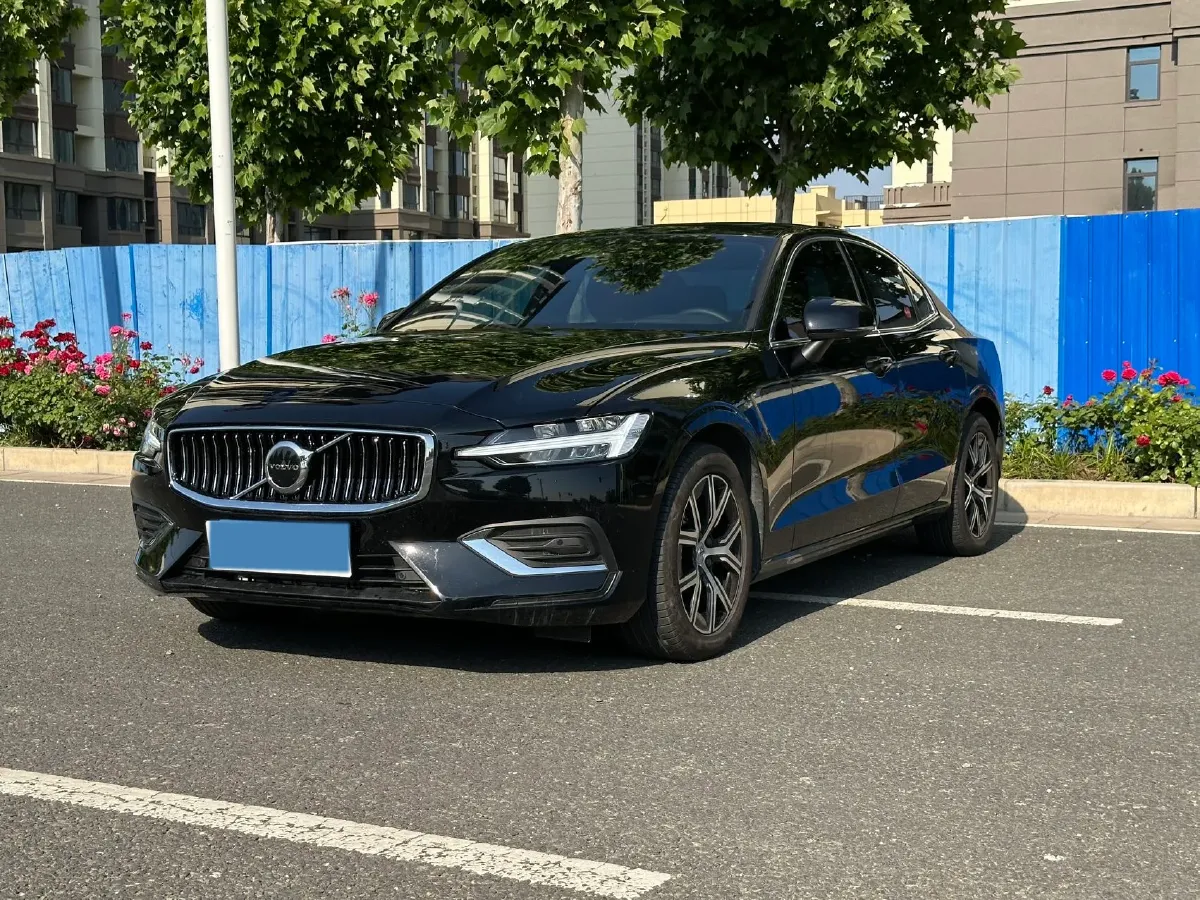 2025 Volvo S60 2.0T 197HP L4 7DCT,autocango,china used car exporter,china ev exporter,chinese used car exporter,chinese used ev exporter