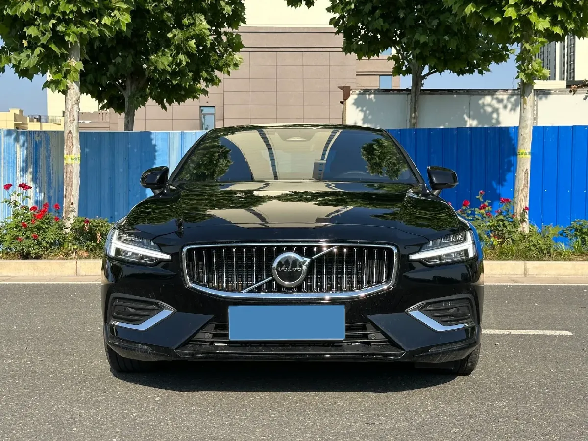 2025 Volvo S60 2.0T 197HP L4 7DCT,autocango,china used car exporter,china ev exporter,chinese used car exporter,chinese used ev exporter