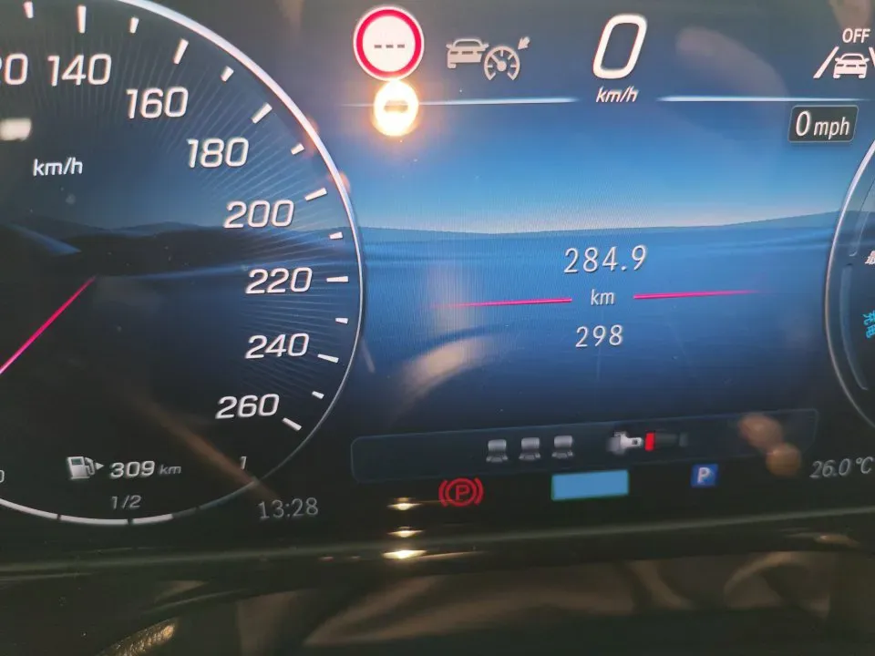 2024 Mercedes-Benz E Class 2.0T 204HP L4 9AT PHEV 25.4KWH,autocango,china used car exporter,china ev exporter,chinese used car exporter,chinese used ev exporter