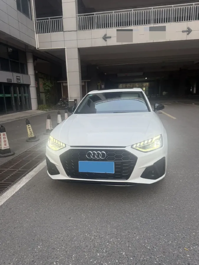 2022 Audi A4L 2.0T 190HP L4 7DCT,autocango,china used car exporter,china ev exporter,chinese used car exporter,chinese used ev exporter