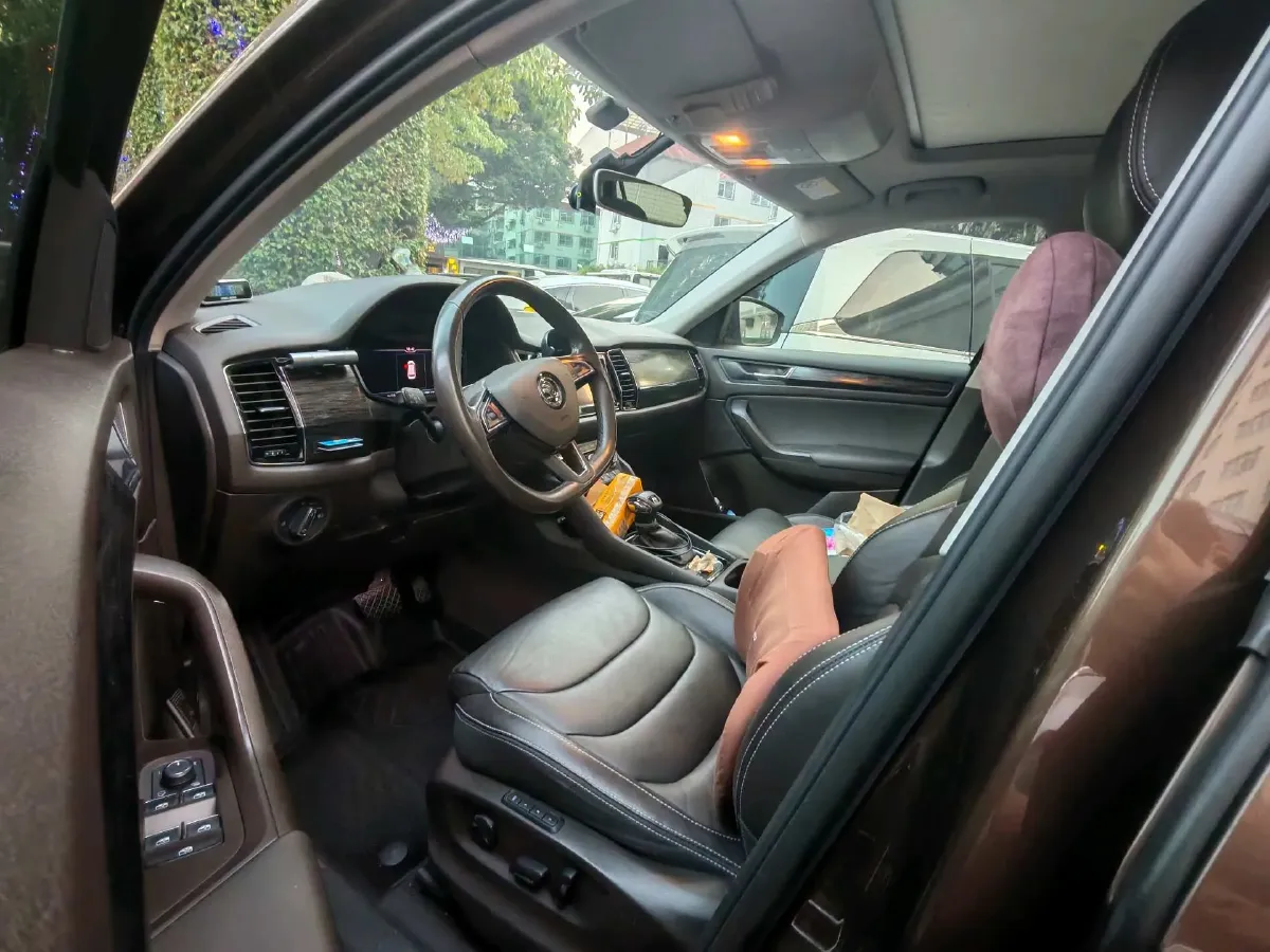 2019 Skoda Superb 2.0T 220HP L4 7DCT,autocango,china used car exporter,china ev exporter,chinese used car exporter,chinese used ev exporter