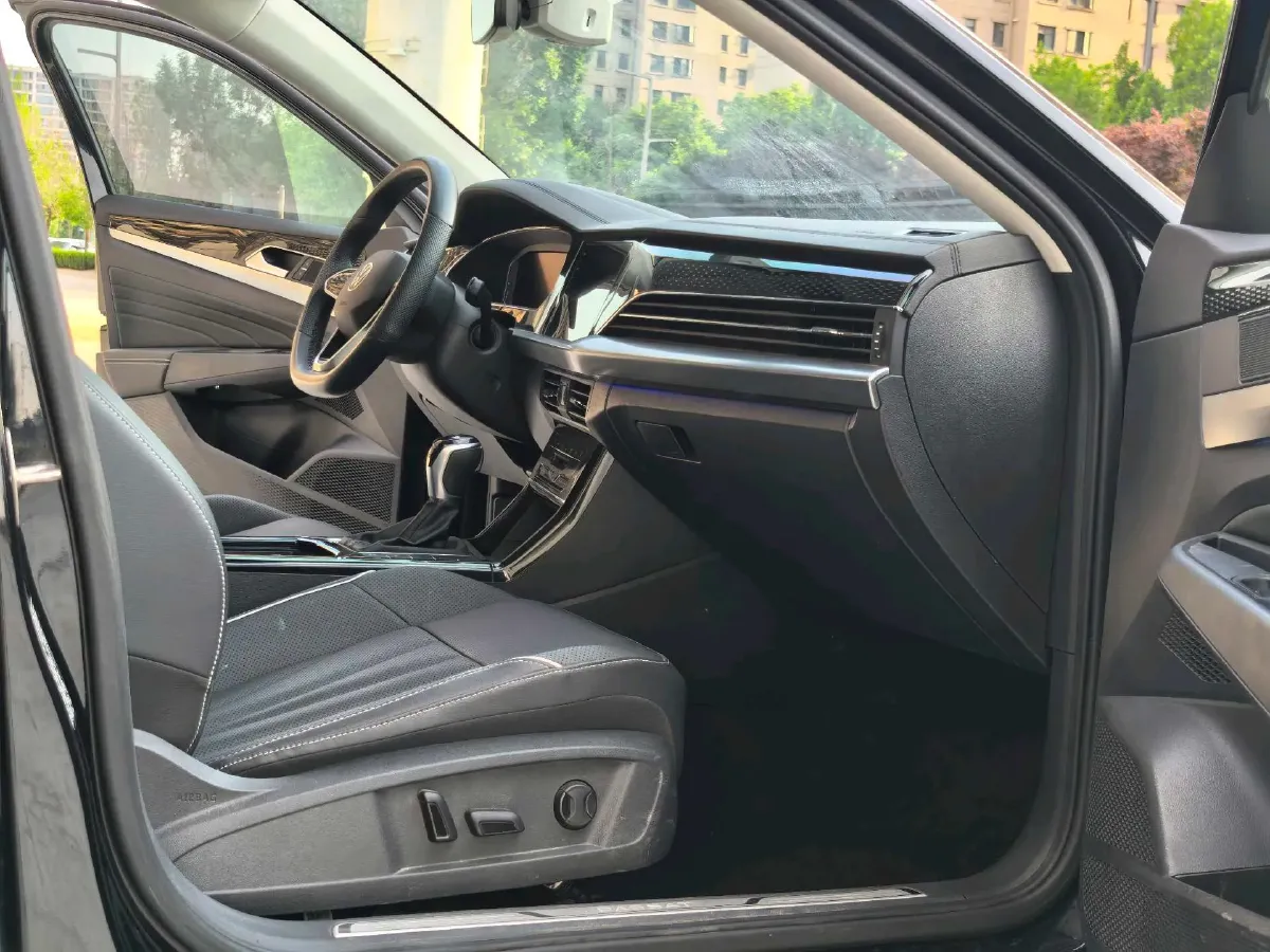 2024 Volkswagen Passat 2.0T 220HP L4 7DCT,autocango,china used car exporter,china ev exporter,chinese used car exporter,chinese used ev exporter