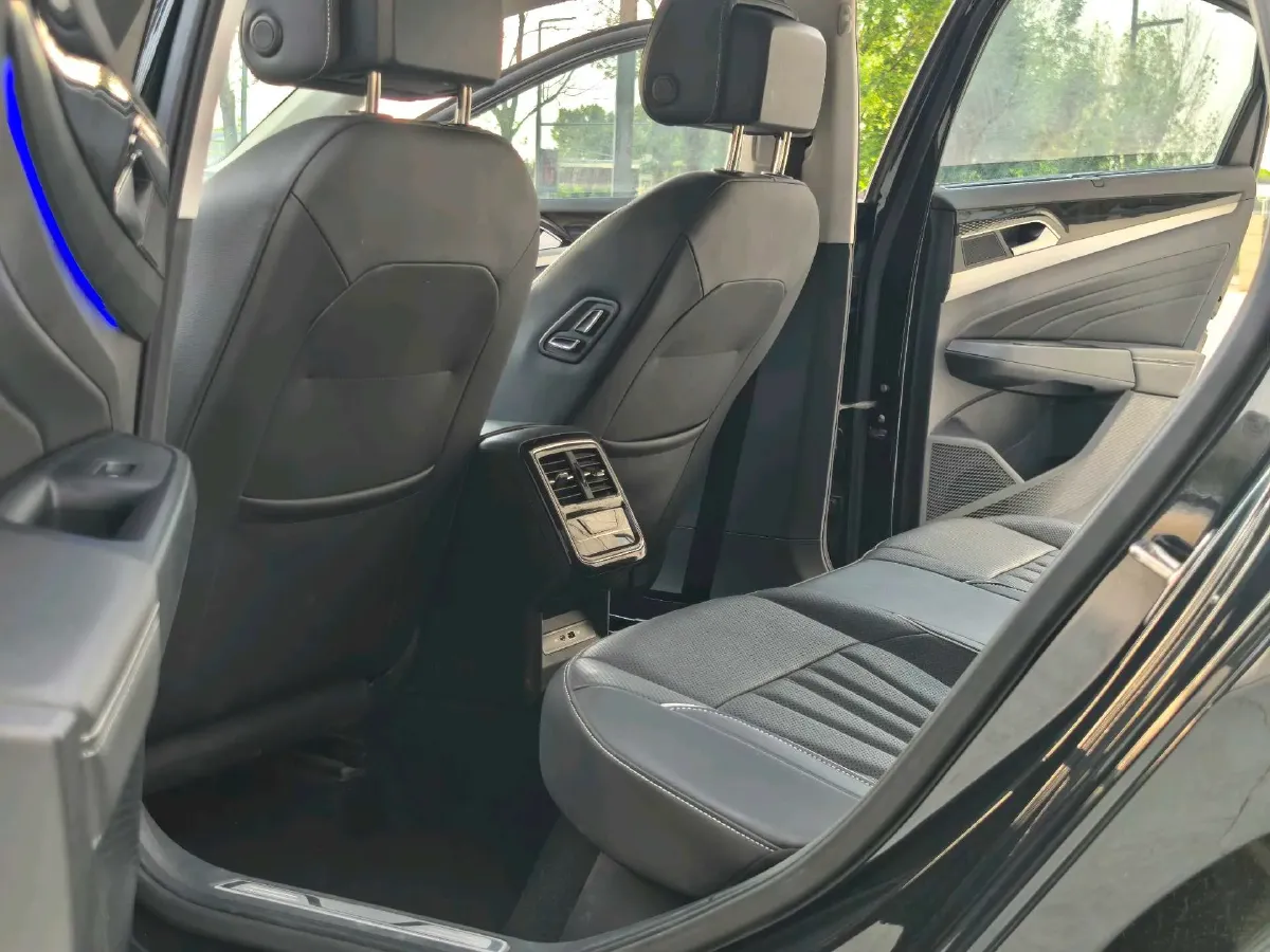 2024 Volkswagen Passat 2.0T 220HP L4 7DCT,autocango,china used car exporter,china ev exporter,chinese used car exporter,chinese used ev exporter