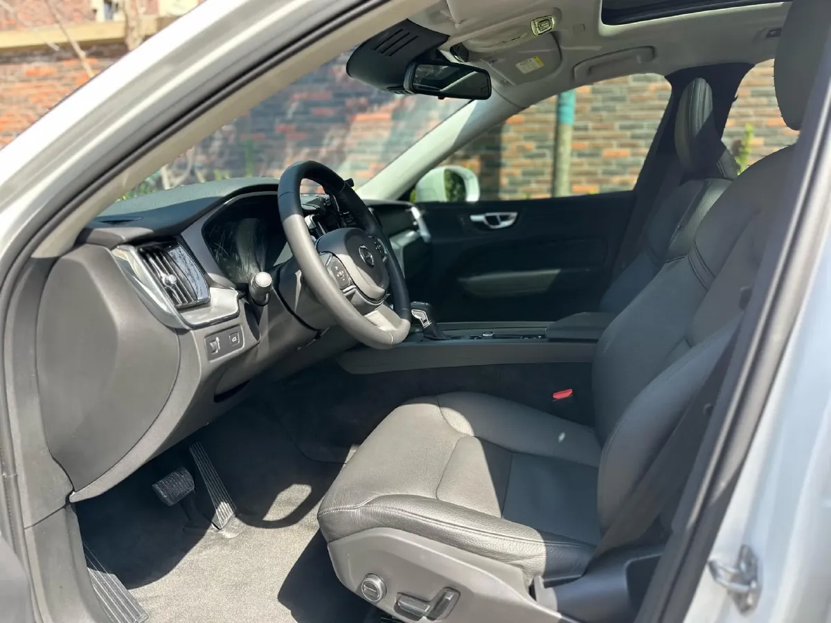 2020 Volvo XC60 2.0T 254HP L4 8AT,autocango,china used car exporter,china ev exporter,chinese used car exporter,chinese used ev exporter