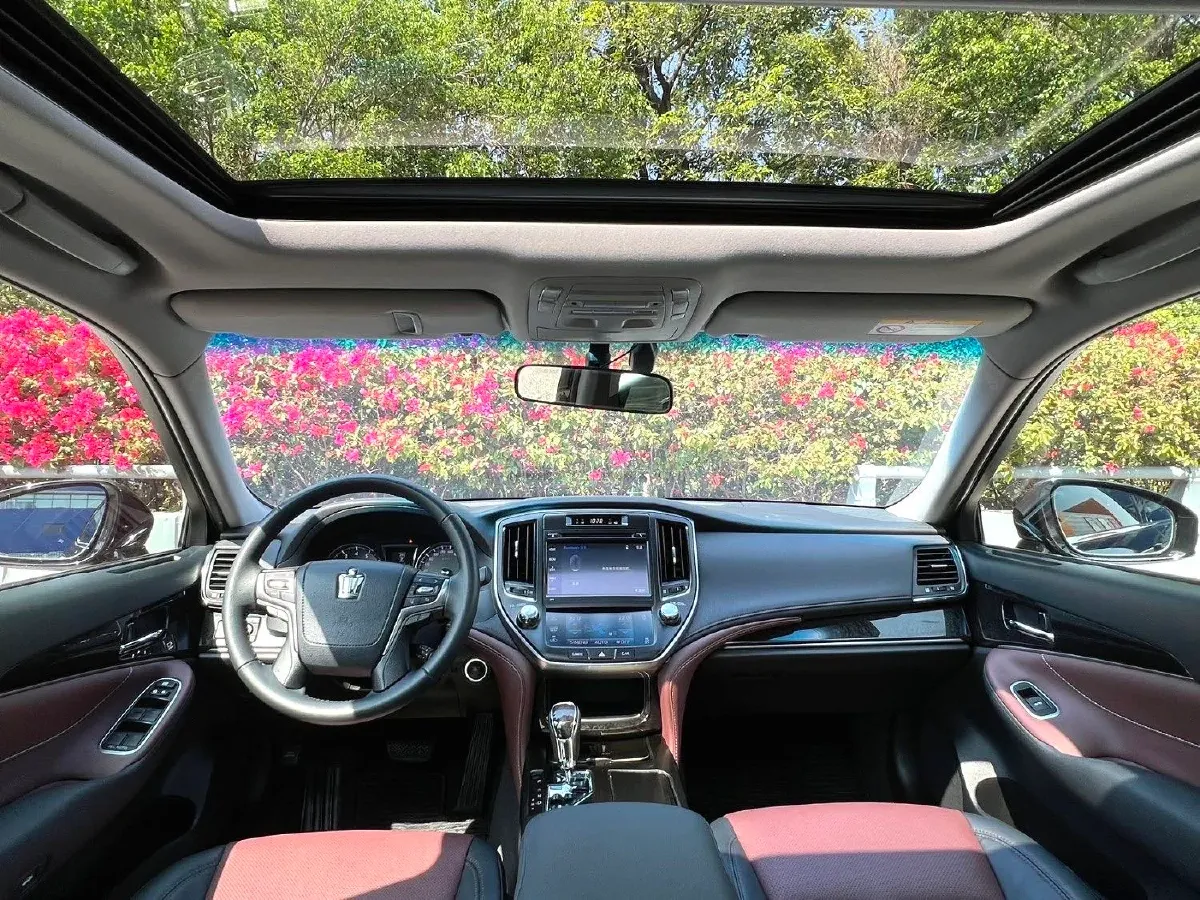 2017 Toyota Crown 2.0T 235HP L4 8AT,autocango,china used car exporter,china ev exporter,chinese used car exporter,chinese used ev exporter