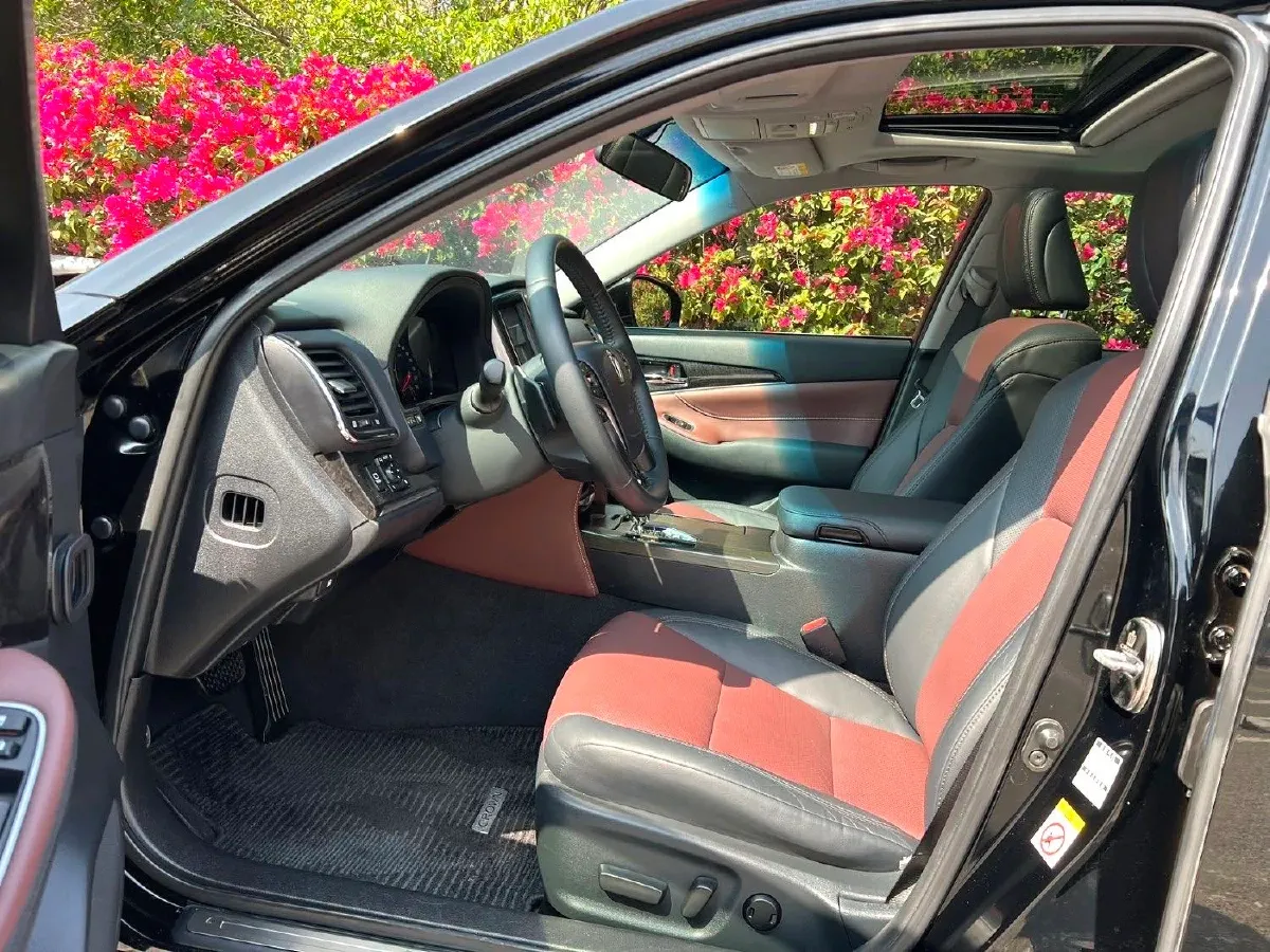 2017 Toyota Crown 2.0T 235HP L4 8AT,autocango,china used car exporter,china ev exporter,chinese used car exporter,chinese used ev exporter