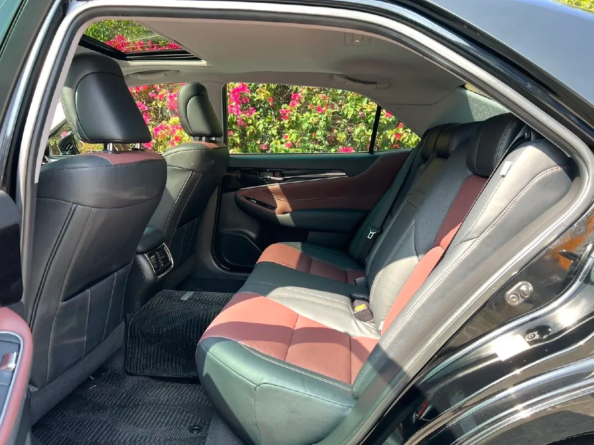 2017 Toyota Crown 2.0T 235HP L4 8AT,autocango,china used car exporter,china ev exporter,chinese used car exporter,chinese used ev exporter