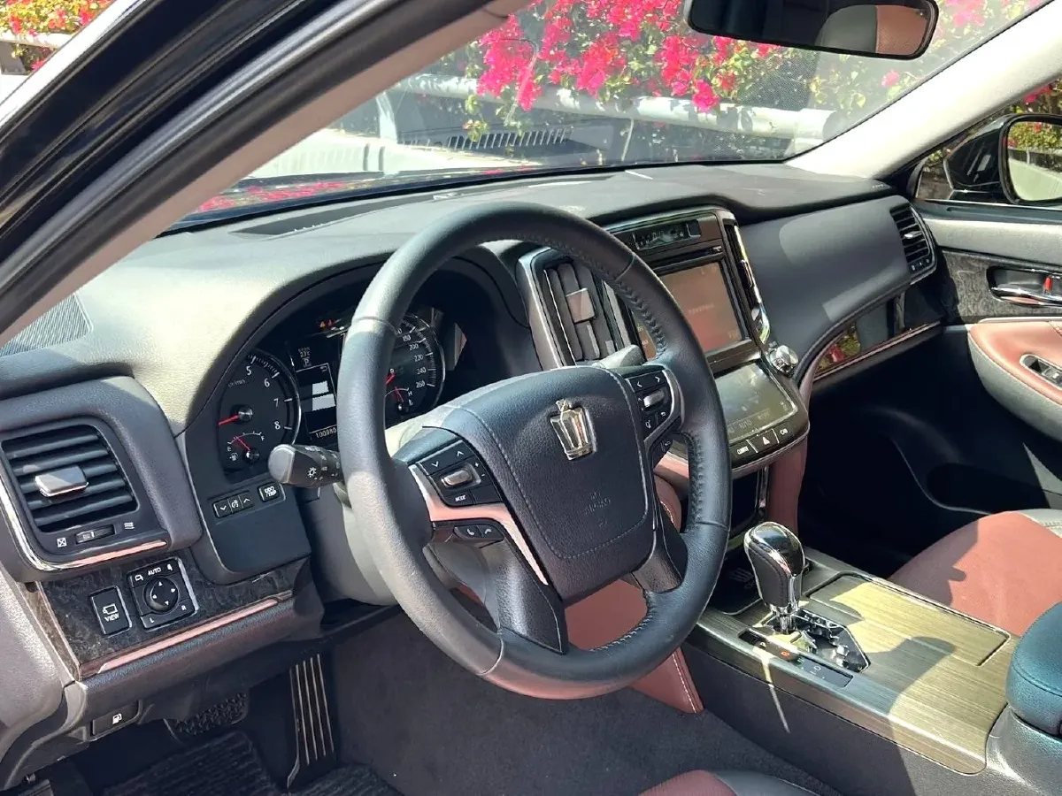 2017 Toyota Crown 2.0T 235HP L4 8AT,autocango,china used car exporter,china ev exporter,chinese used car exporter,chinese used ev exporter