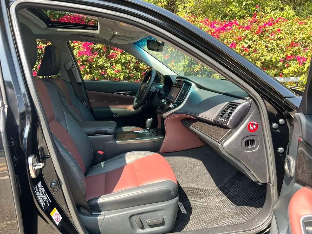 2017 Toyota Crown 2.0T 235HP L4 8AT,autocango,china used car exporter,china ev exporter,chinese used car exporter,chinese used ev exporter