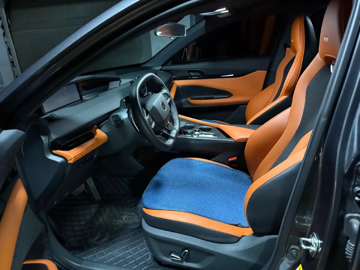 2023 ChangAn UNI-V 2.0T 233HP L4 8AT,autocango,china used car exporter,china ev exporter,chinese used car exporter,chinese used ev exporter