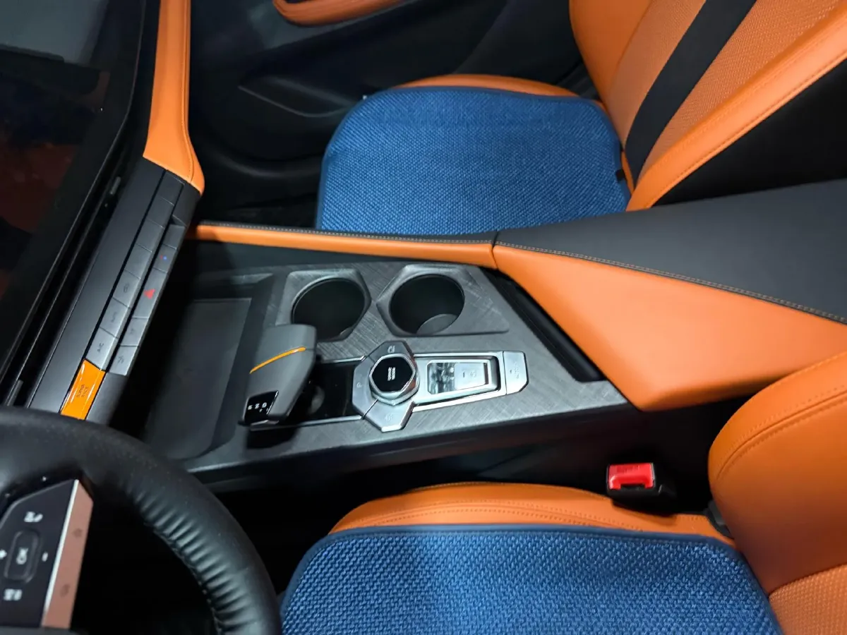 2023 ChangAn UNI-V 2.0T 233HP L4 8AT,autocango,china used car exporter,china ev exporter,chinese used car exporter,chinese used ev exporter