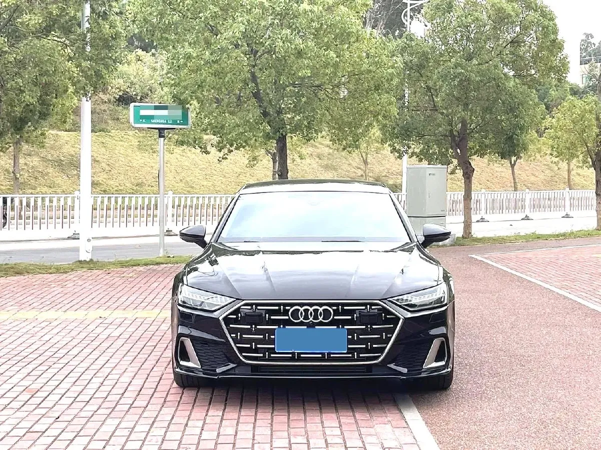 2024 Audi A7L 2.0T 245HP L4 7DCT,autocango,china used car exporter,china ev exporter,chinese used car exporter,chinese used ev exporter