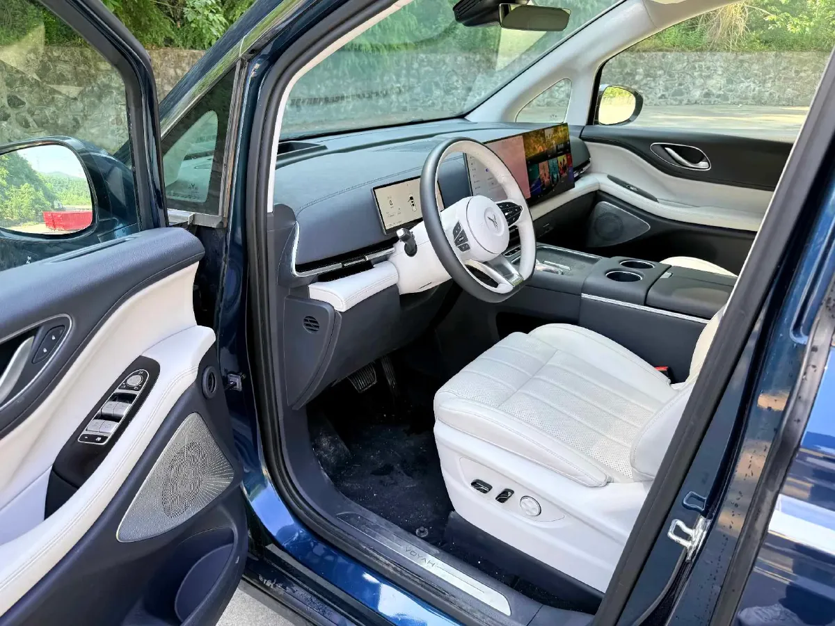 2025 Voyah Dream 1.5T 150HP L4 PHEV 41.7KWH,autocango,china used car exporter,china ev exporter,chinese used car exporter,chinese used ev exporter