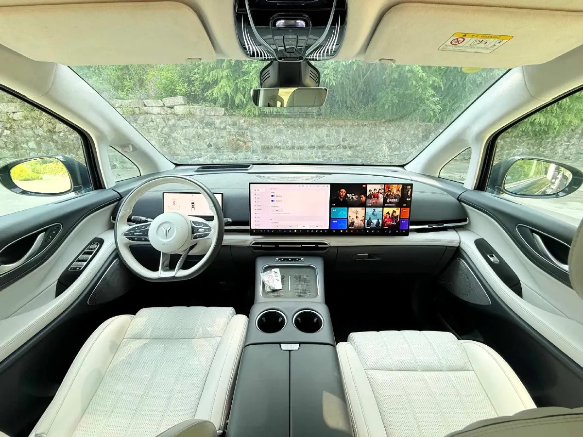 2025 Voyah Dream 1.5T 150HP L4 PHEV 41.7KWH,autocango,china used car exporter,china ev exporter,chinese used car exporter,chinese used ev exporter