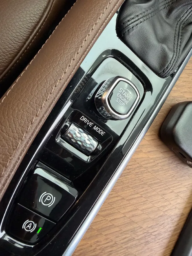 2019 Volvo XC90 2.0T 320HP L4 8AT,autocango,china used car exporter,china ev exporter,chinese used car exporter,chinese used ev exporter