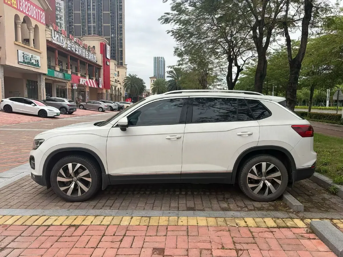 2019 Jeep Cherokee 2.0T 234HP L4 9AT,autocango,china used car exporter,china ev exporter,chinese used car exporter,chinese used ev exporter