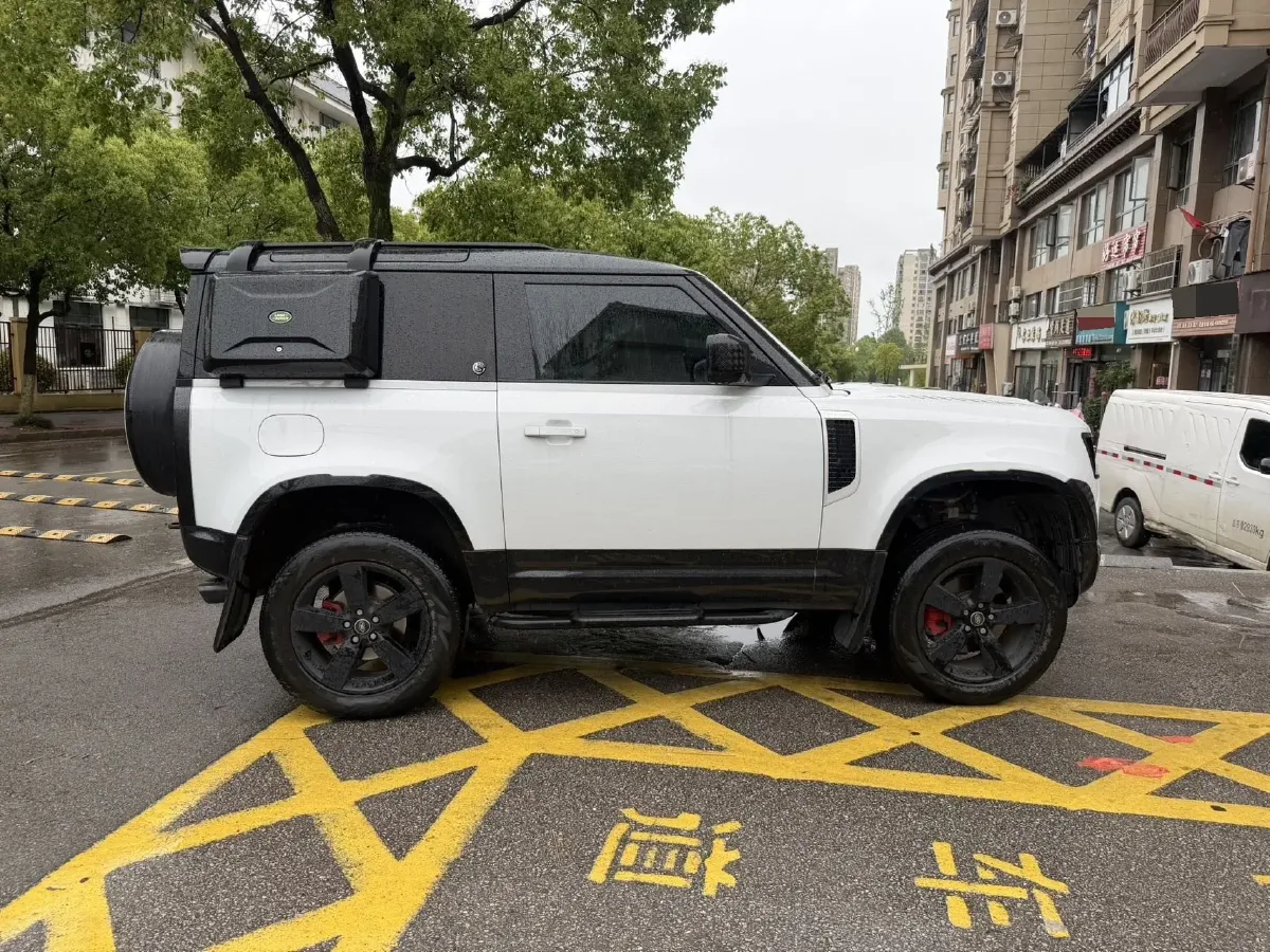 2022 Land Rover Defender 2.0T 300HP L4 8AT,autocango,china used car exporter,china ev exporter,chinese used car exporter,chinese used ev exporter