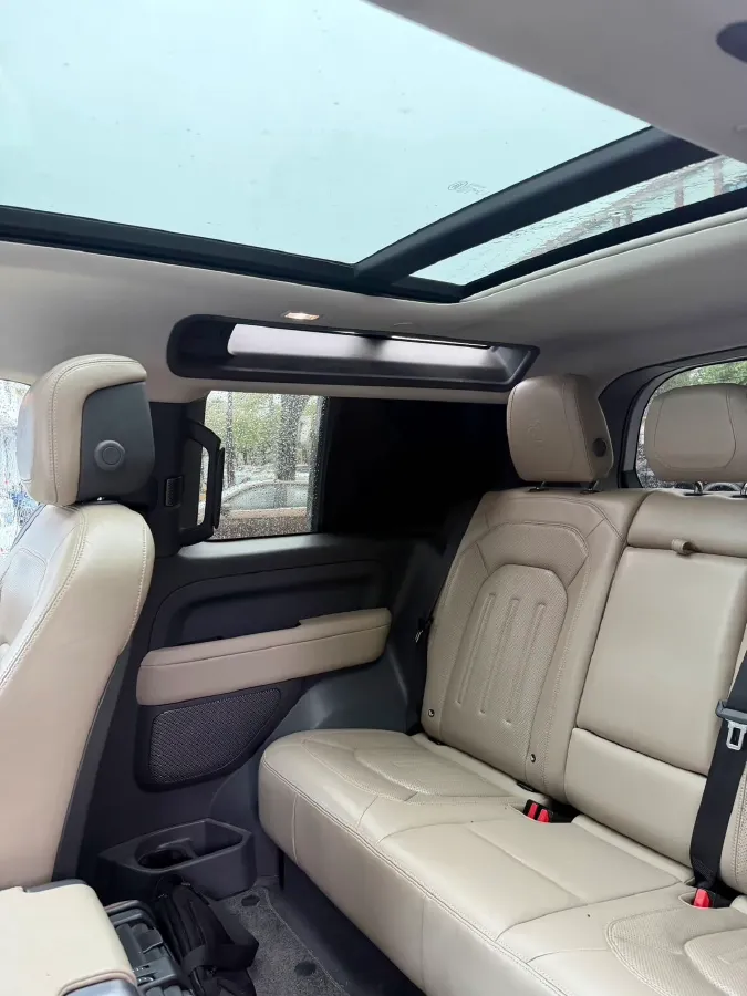 2022 Land Rover Defender 2.0T 300HP L4 8AT,autocango,china used car exporter,china ev exporter,chinese used car exporter,chinese used ev exporter