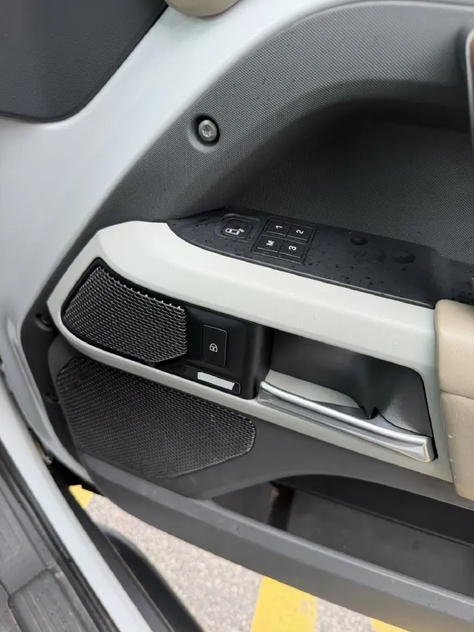 2022 Land Rover Defender 2.0T 300HP L4 8AT,autocango,china used car exporter,china ev exporter,chinese used car exporter,chinese used ev exporter