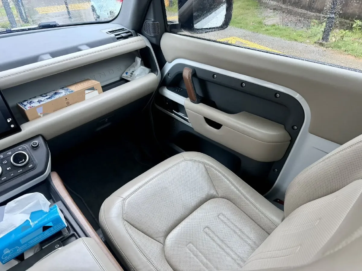 2022 Land Rover Defender 2.0T 300HP L4 8AT,autocango,china used car exporter,china ev exporter,chinese used car exporter,chinese used ev exporter