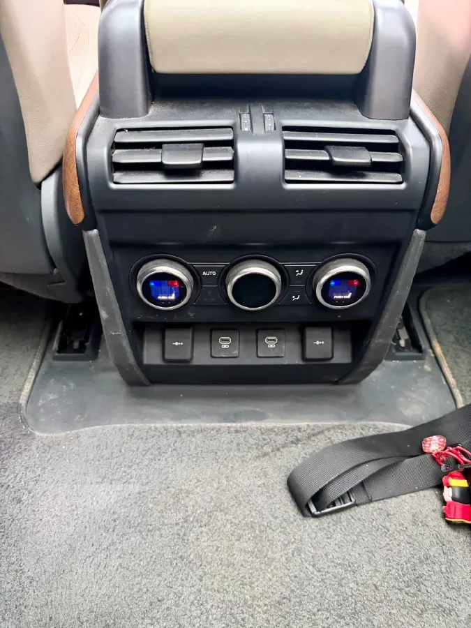 2022 Land Rover Defender 2.0T 300HP L4 8AT,autocango,china used car exporter,china ev exporter,chinese used car exporter,chinese used ev exporter