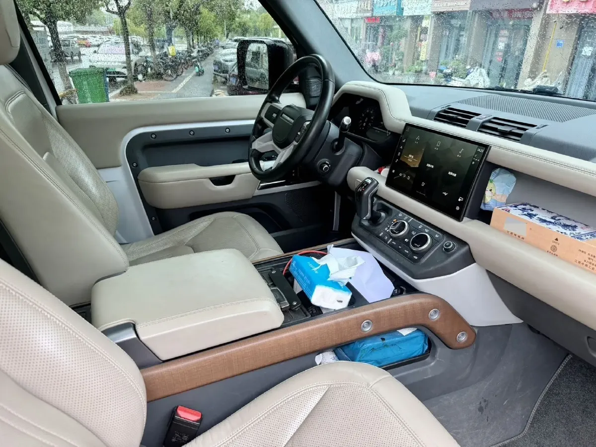 2022 Land Rover Defender 2.0T 300HP L4 8AT,autocango,china used car exporter,china ev exporter,chinese used car exporter,chinese used ev exporter