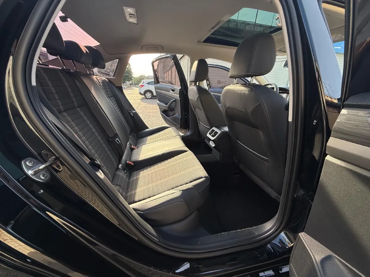2022 Bestune B70 2.0T 224HP L4 6AT,autocango,china used car exporter,china ev exporter,chinese used car exporter,chinese used ev exporter