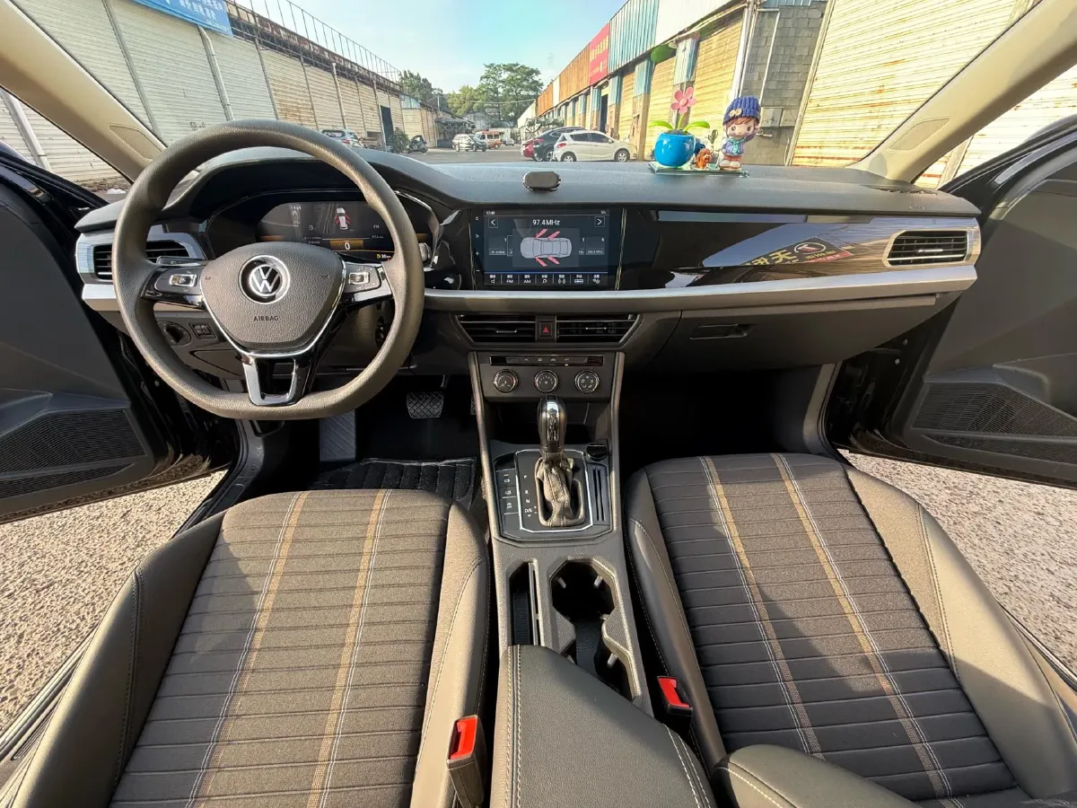 2022 Bestune B70 2.0T 224HP L4 6AT,autocango,china used car exporter,china ev exporter,chinese used car exporter,chinese used ev exporter
