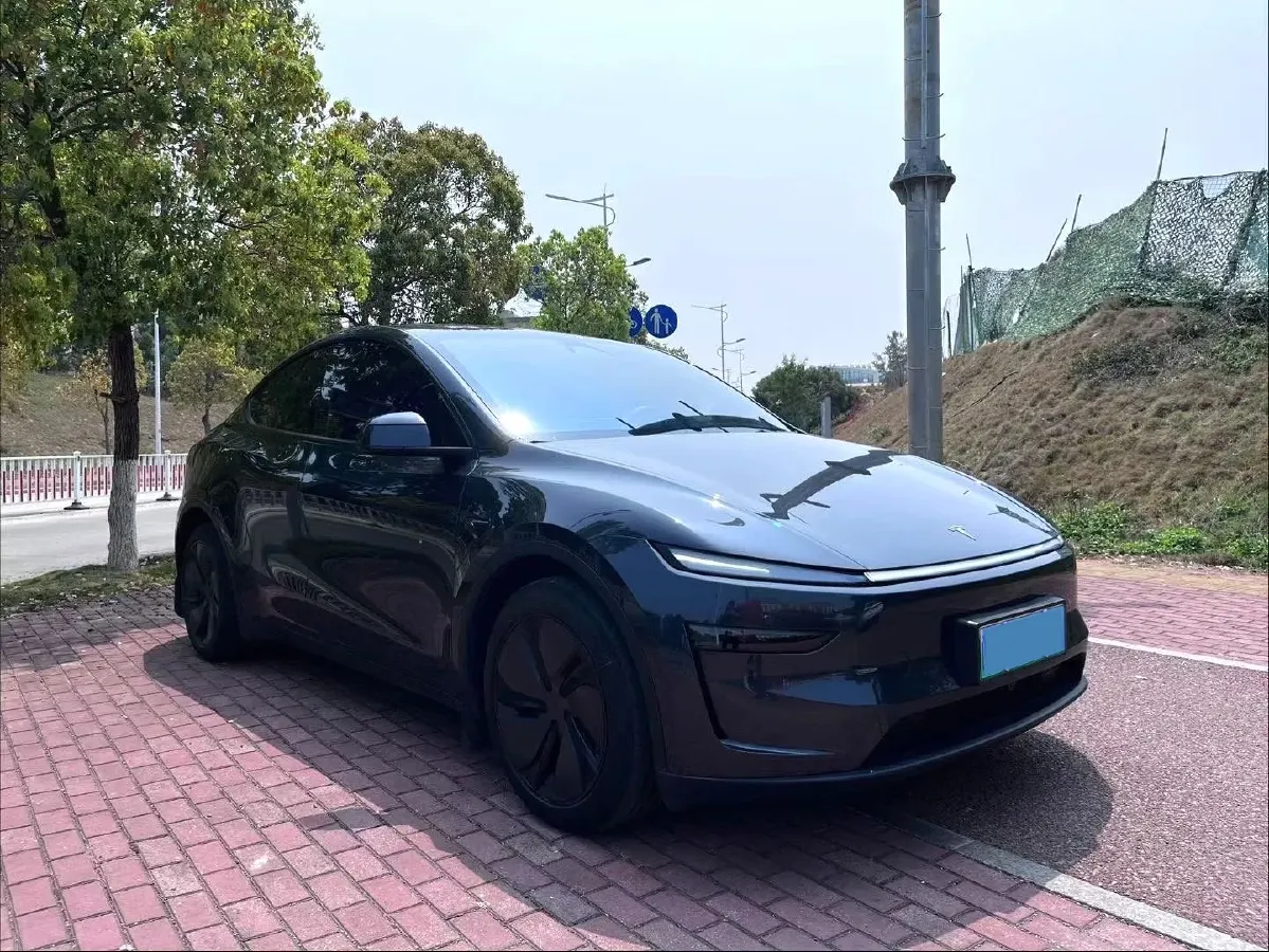 2025 Tesla Model Y BEV 62.5KWH,autocango,china used car exporter,china ev exporter,chinese used car exporter,chinese used ev exporter