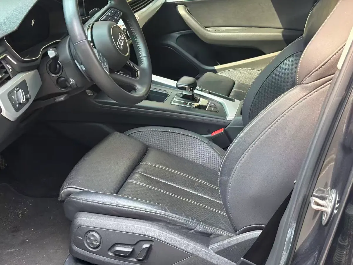 2020 Audi A4L 2.0T 190HP L4 7DCT,autocango,china used car exporter,china ev exporter,chinese used car exporter,chinese used ev exporter