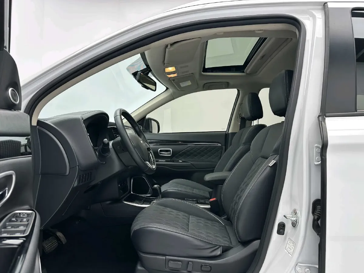 2020 Mitsubishi Outlander 2.0L 166HP L4 CVT,autocango,china used car exporter,china ev exporter,chinese used car exporter,chinese used ev exporter
