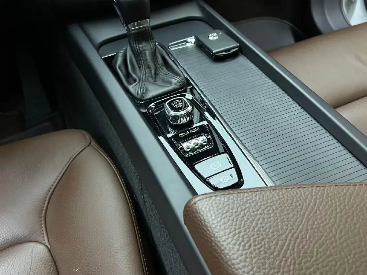2020 Volvo XC60 2.0T 254HP L4 8AT,autocango,china used car exporter,china ev exporter,chinese used car exporter,chinese used ev exporter