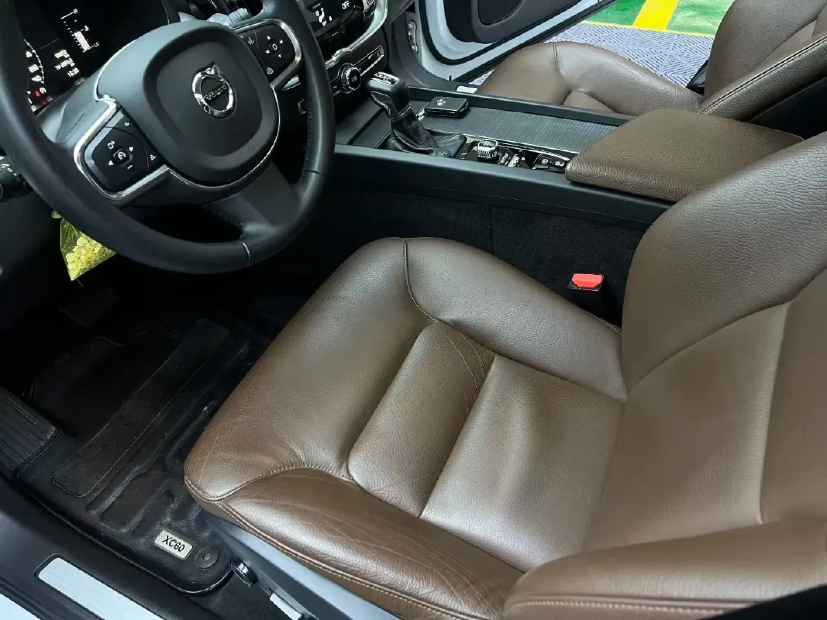 2020 Volvo XC60 2.0T 254HP L4 8AT,autocango,china used car exporter,china ev exporter,chinese used car exporter,chinese used ev exporter